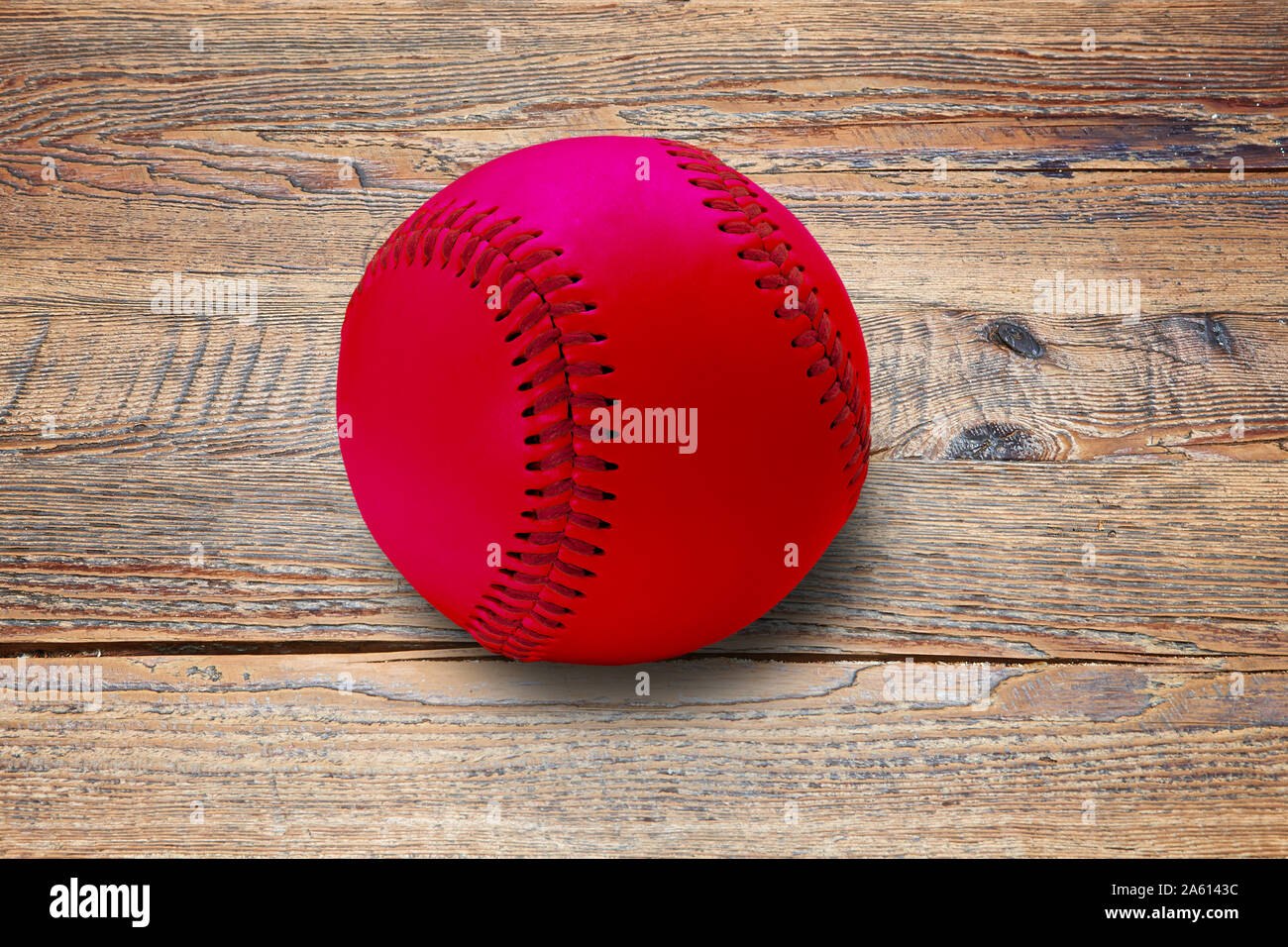 Baseball ball markiert mit USA-Flagge auf strukturierte braune Holztisch Stockfoto