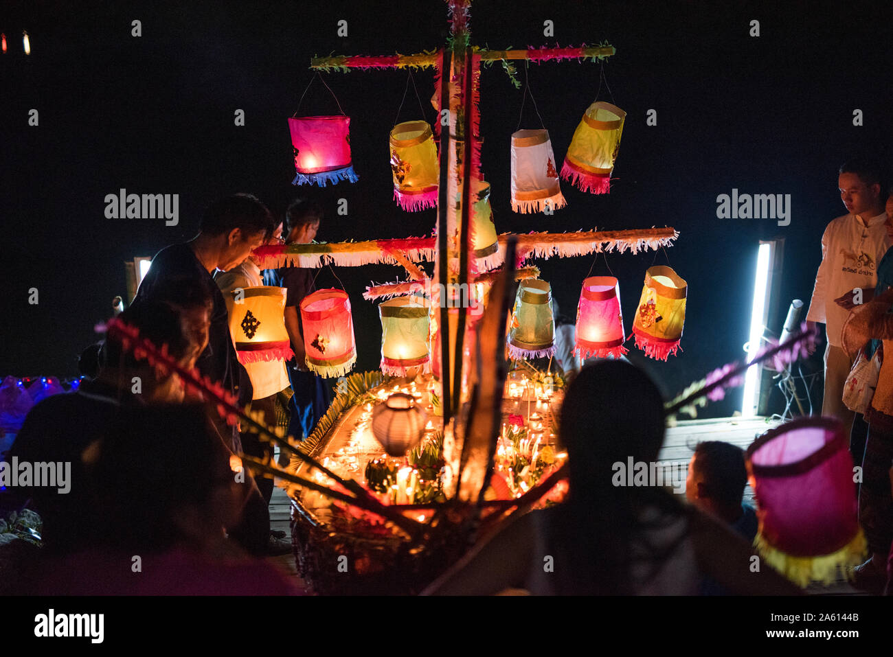 Loi Krathong [a] (Thai: ลอยกระทง, ausgeprägte [lɔ̄ːj krā. tʰōŋ]) ist eine Siam Festival Jährlich im gesamten Königreich Thailand gefeiert. Lampang. Stockfoto