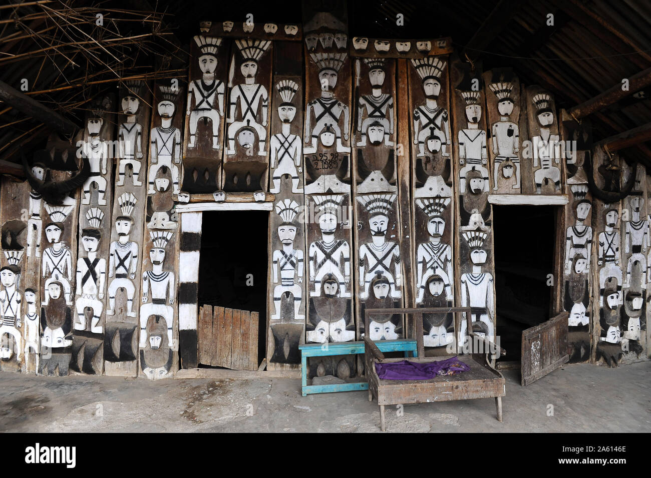 Traditionelle Naga Dorf Haus vorne, mit Tribal head-hunting Symbole eingerichtet, Mao Andreas, Manipur, Indien, Asien Stockfoto