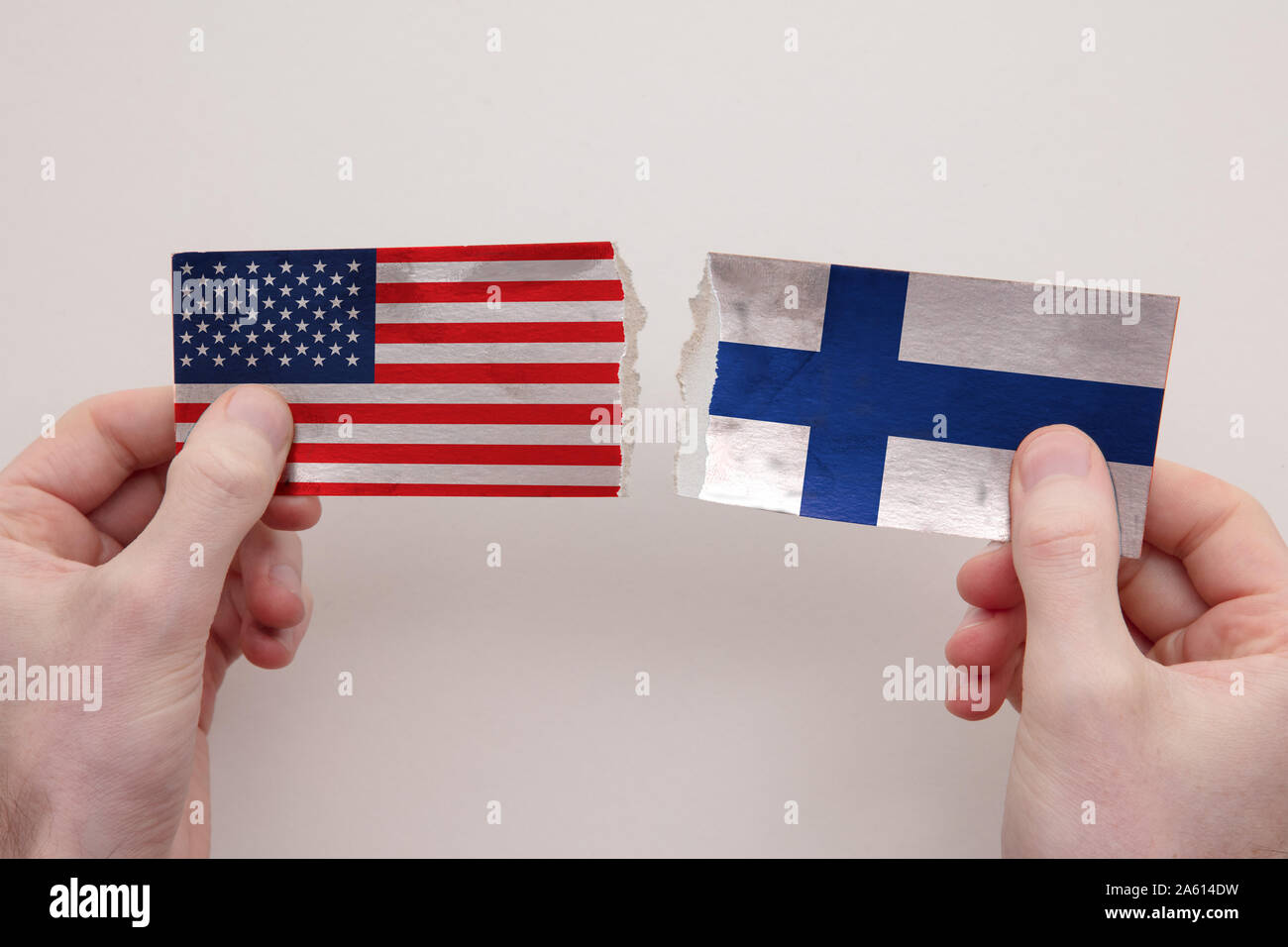 USA und Finnland Papierfahnen zerrissen. politische Beziehung Konzept Stockfoto