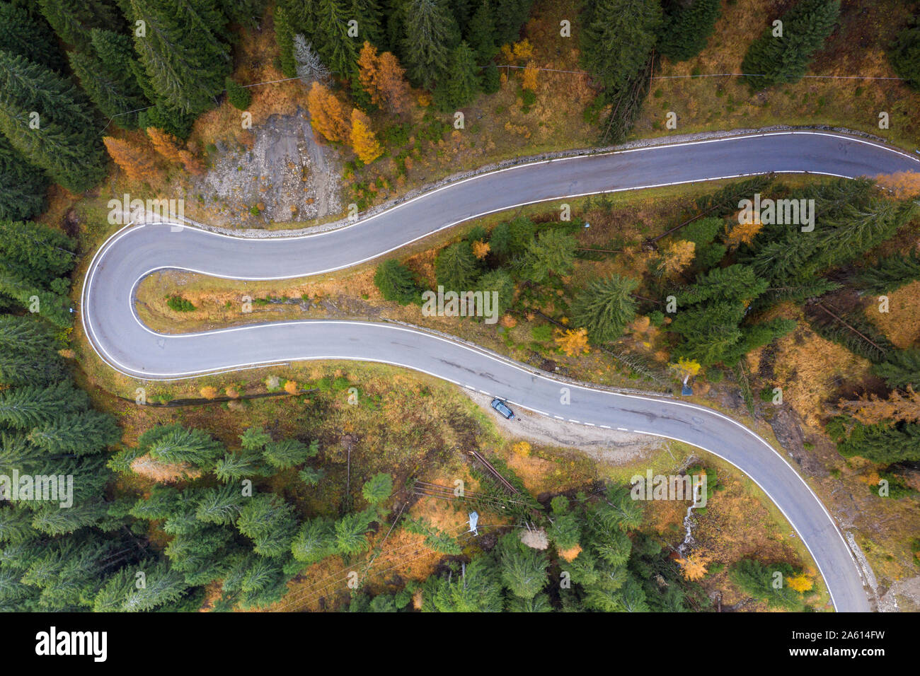Die drohne von eine kurvenreiche Straße in den Dolomiten, Venetien, Italien, Europa Stockfoto