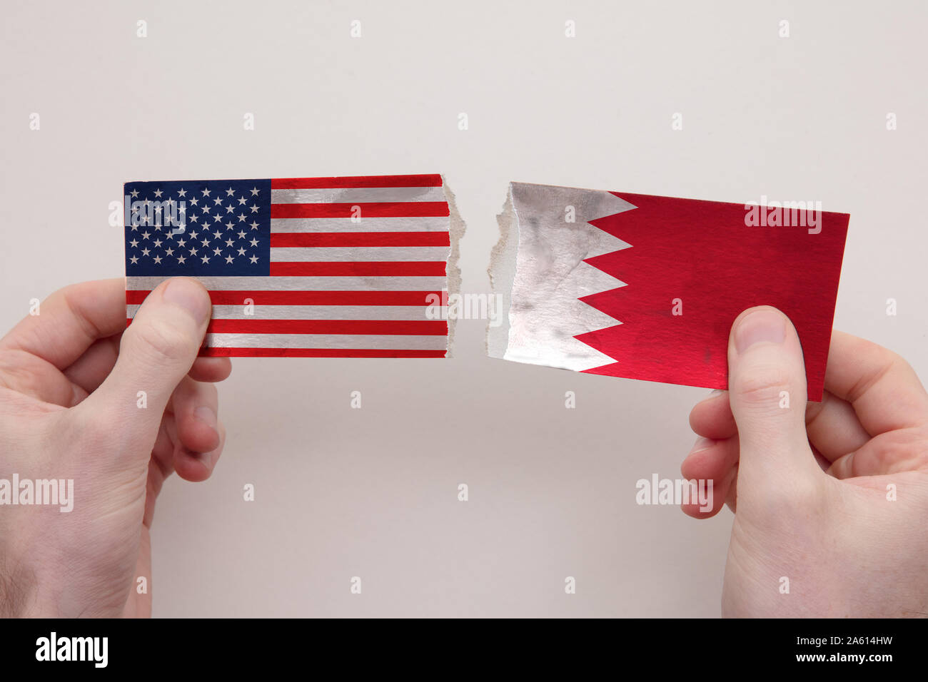 USA und Bahrain Papierfahnen zerrissen. politische Beziehung Konzept Stockfoto