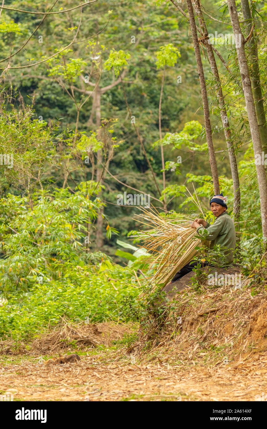 Pu Luong Nature Reserve, Thanh Hoa/Vietnam - 10. März 2019: ein Handwerker ist weben einen Korb. Stockfoto