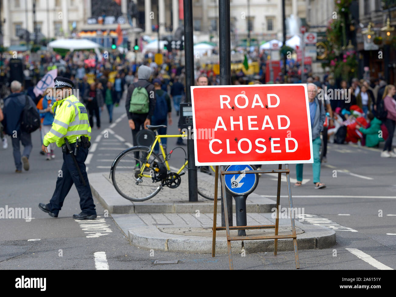 London, England, UK. Straße geschlossen (Whitehall) während einer Aussterben Rebellion Protest, Oktober 2019 Stockfoto