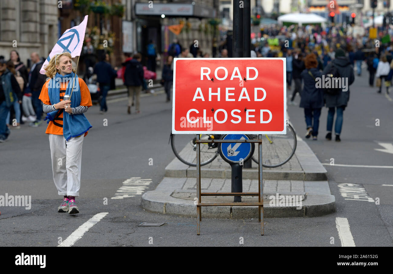 London, England, UK. Straße geschlossen (Whitehall) während einer Aussterben Rebellion Protest, Oktober 2019 Stockfoto