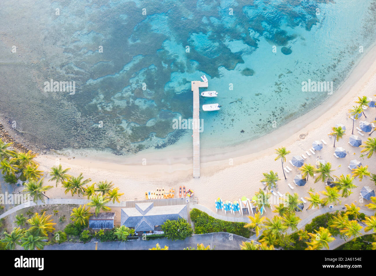 Jetty und Liegen am palmengesäumten Strand von Karibischen Meer von oben gewaschen von Drone, Morris Bay, alte Straße, Antigua, Leeward Inseln, West Indies Stockfoto