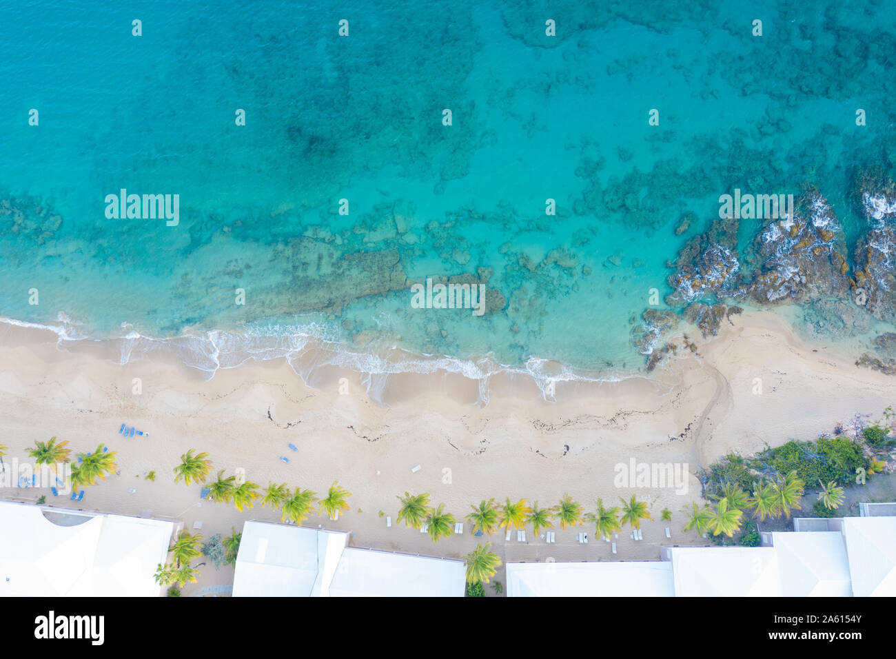 White Sand Beach von Wellen der Karibischen See von oben gewaschen von Drone, Morris Bay, alte Straße, Antigua, Leeward Inseln, West Indies, Karibik Stockfoto