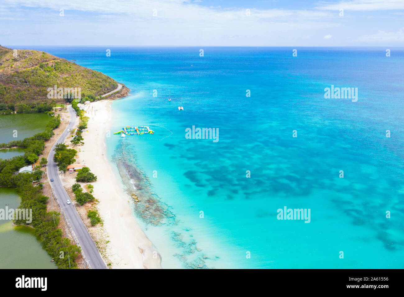 Luftaufnahme von drohne von Küstenstraße neben White Sand Beach, Karibik, Antillen, Westindien, Karibik, Zentral- und Lateinamerika Stockfoto