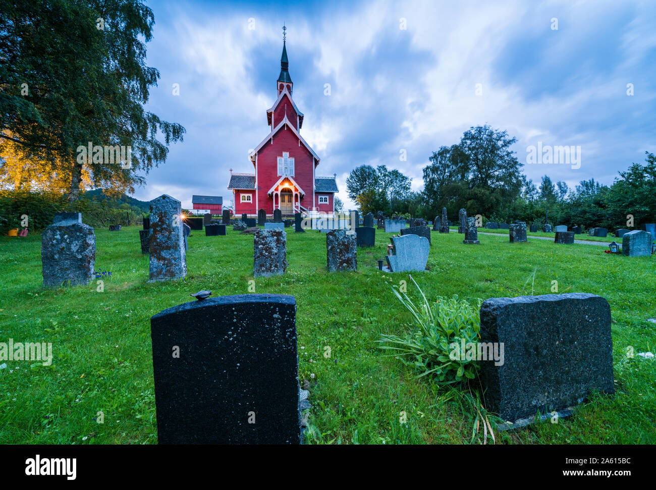 Grabsteine auf dem Friedhof der Kirche, Veoy Solsnes, Molde Gemeinde, Mehr og Romsdal County, Norwegen, Skandinavien, Europa Stockfoto