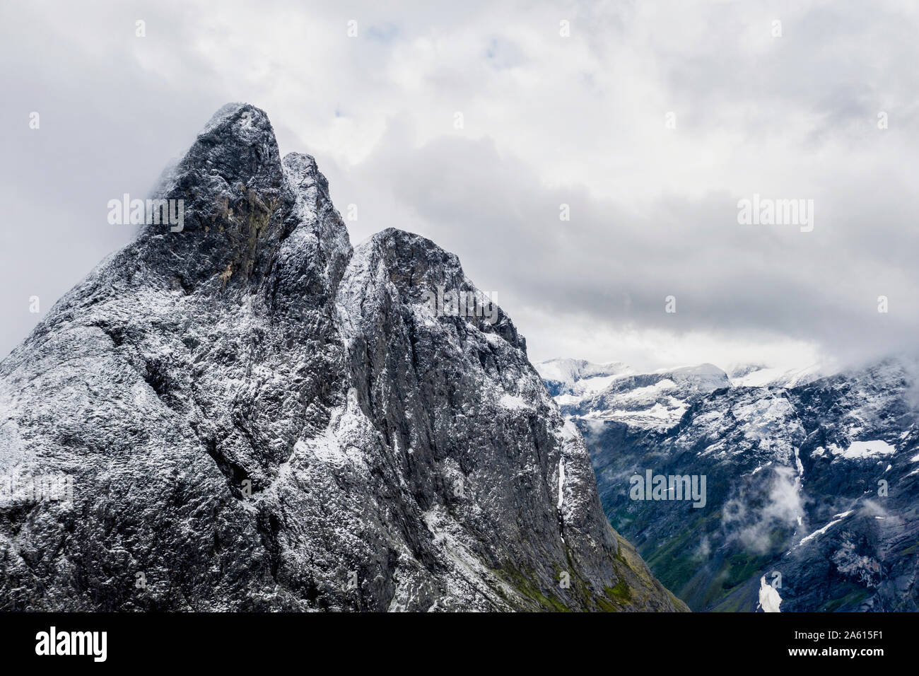 Luftaufnahme der felsigen Gipfel des Venjesdalen Romsdalshornet, Tal, Molde, Mehr og Romsdal County, Norwegen, Skandinavien, Europa Stockfoto