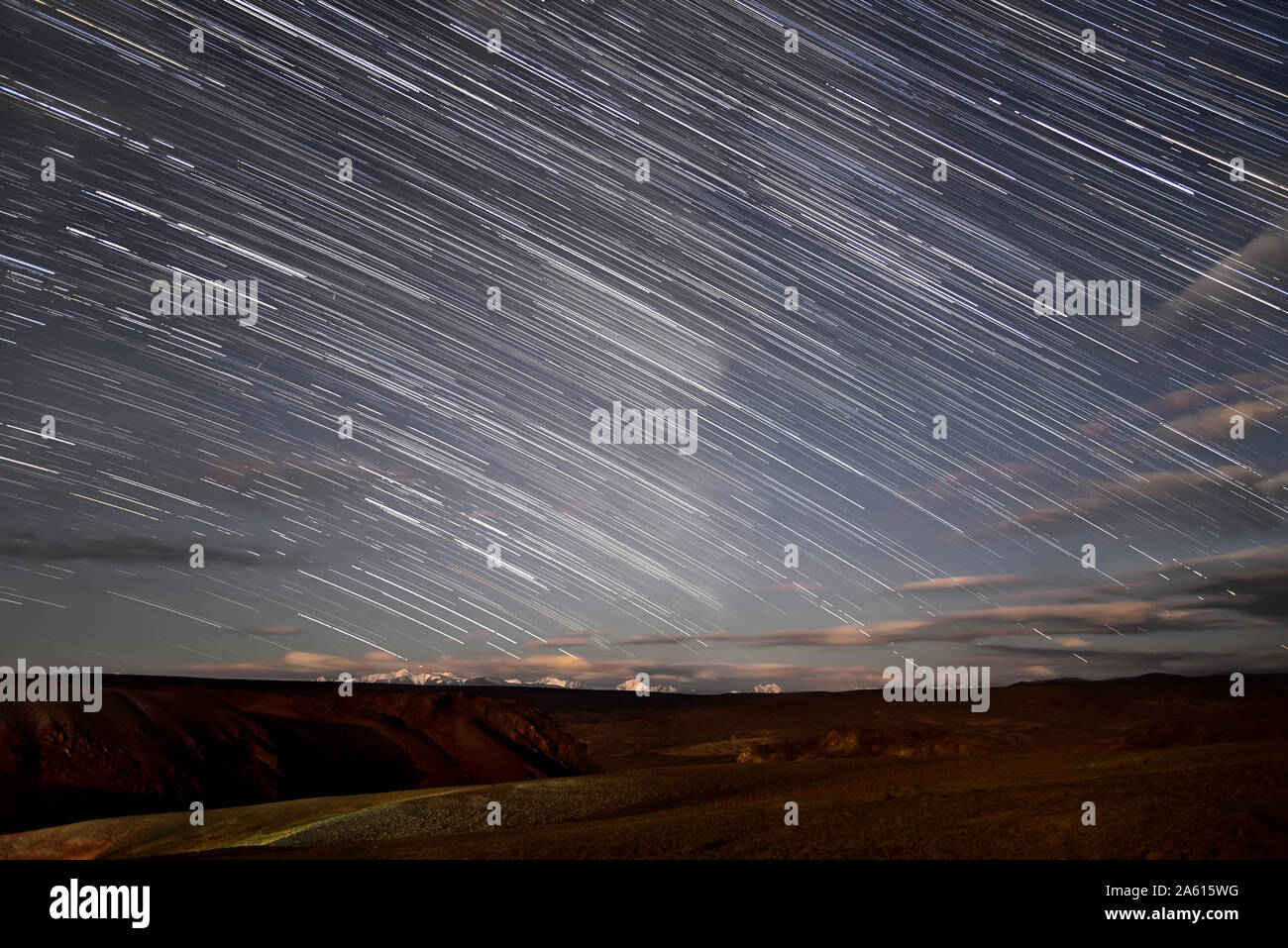 Tolle Nacht Landschaft mit der Bewegung der Sterne in der Form von Titel und Wolken im Himmel über den Bergen Stockfoto