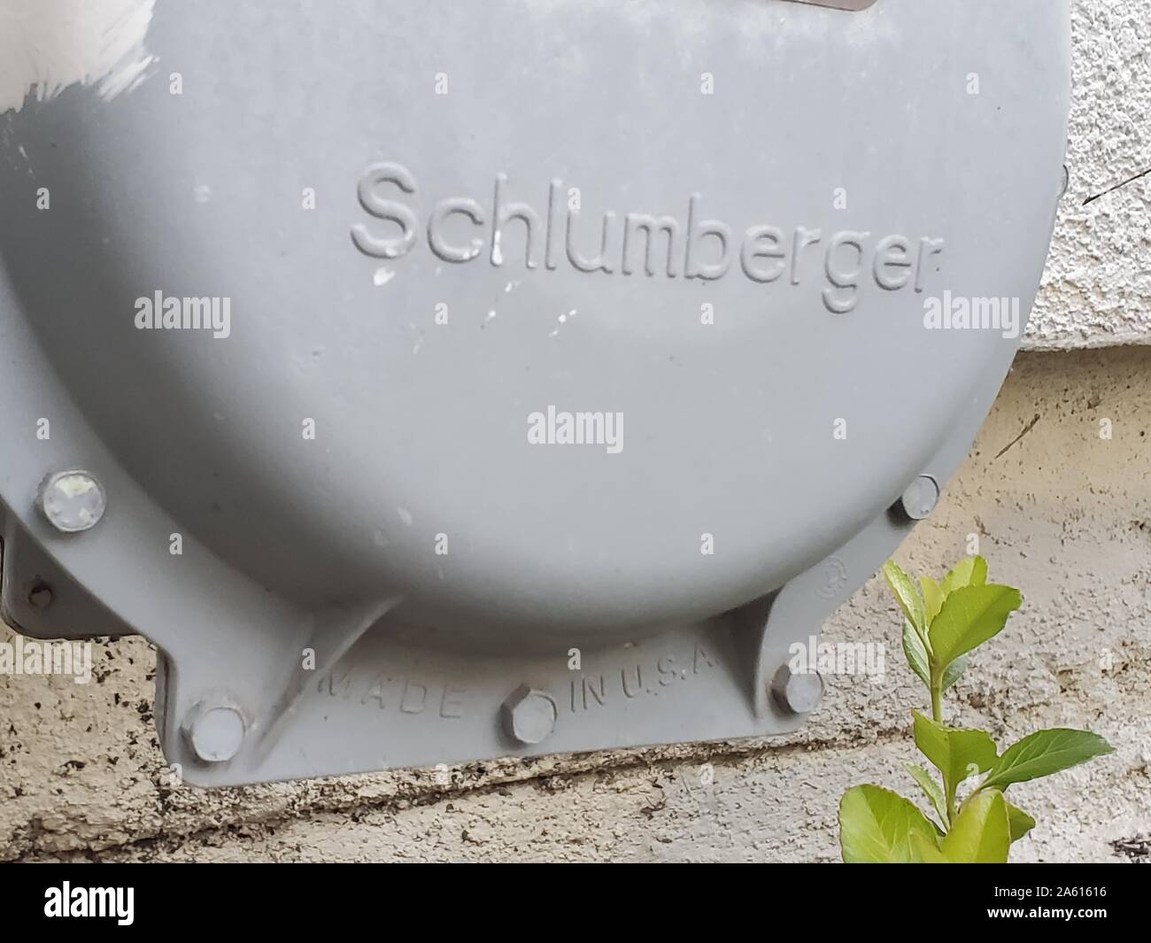 Nahaufnahme des Logos des Ölfelddienstleistungsunternehmens Schlumberger auf einem Erdgasmessgerät in San Ramon, Kalifornien, 16. August 2019. () Stockfoto