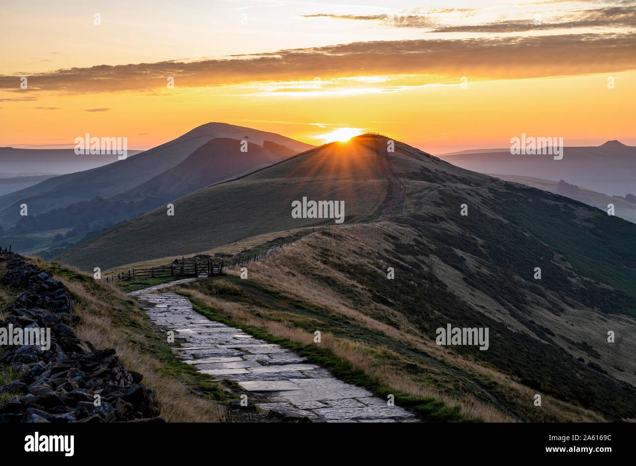 Die Sonne über Hügel verlieren und wieder Tor, der Nationalpark Peak District, Derbyshire, England, Vereinigtes Königreich, Europa steigende Stockfoto