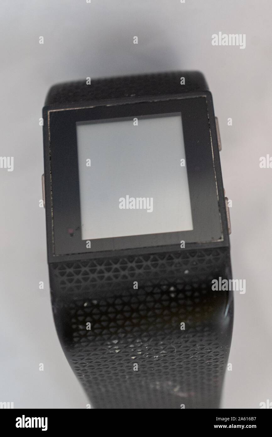 Nahaufnahme der Fitbit Surge Smart Watch mit monochromem Bildschirm und Gummiband, ca. 2014, unter den ersten kommerziell veröffentlichten Smart Uhren, auf weißem Hintergrund, 27. August 2019. () Stockfoto