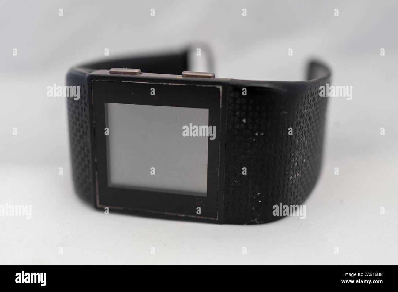 Nahaufnahme der Fitbit Surge Smart Watch mit monochromem Bildschirm und Gummiband, ca. 2014, unter den ersten kommerziell veröffentlichten Smart Uhren, auf weißem Hintergrund, 27. August 2019. () Stockfoto
