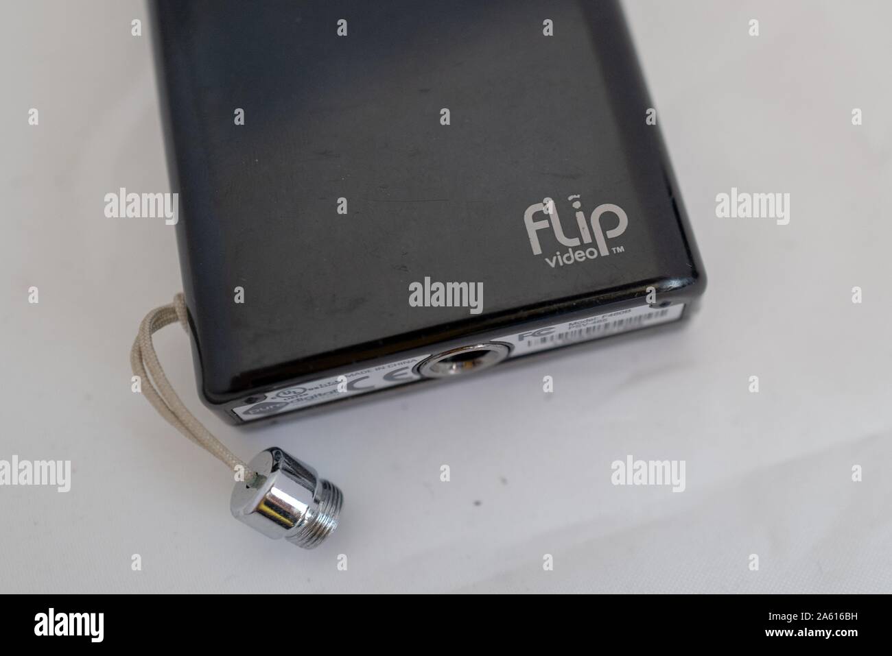 Nahaufnahme des Logos für Flip Video auf Mino HD Miniatur-Camcorder, ca. 2008, unter den ersten High Definition-Miniatur-Camcordern, auf weißem Hintergrund, 27. August 2019. () Stockfoto