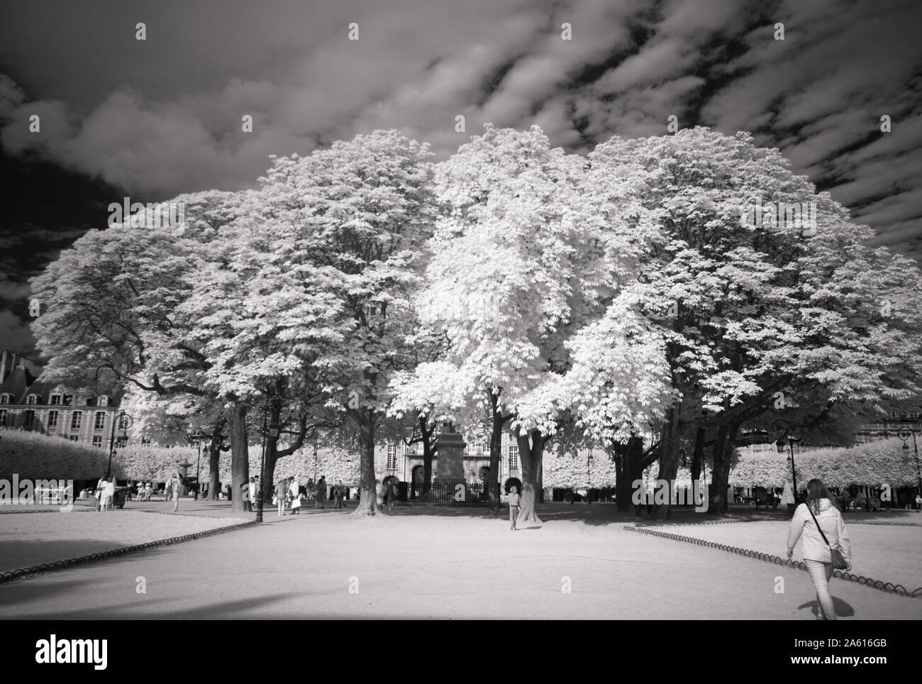 Blick auf den Place des Vosges Platz in Paris, Schwarz in Weiß Infrarot Wirkung Stockfoto