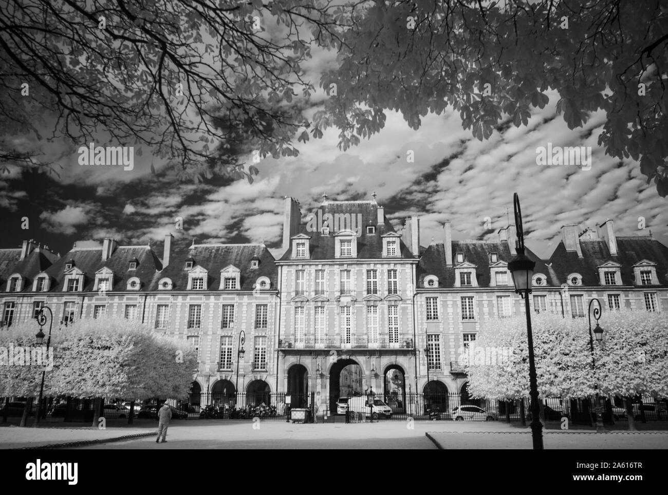 Blick auf den Place des Vosges Platz in Paris, Schwarz in Weiß Infrarot Wirkung Stockfoto