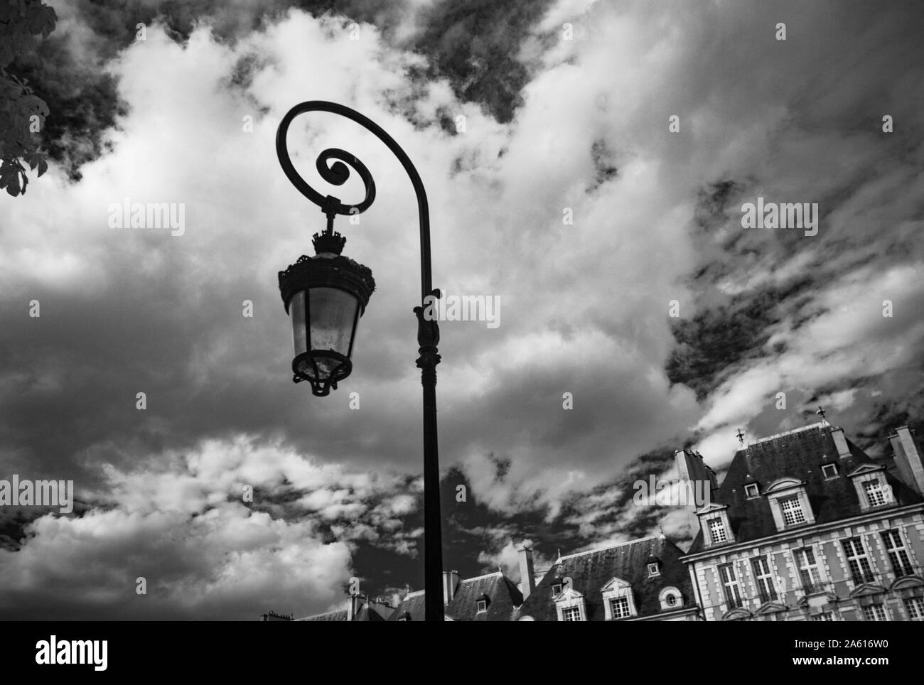 Blick auf den Place des Vosges Platz in Paris, gedreht in schwarz in weiß Infrarot Stockfoto