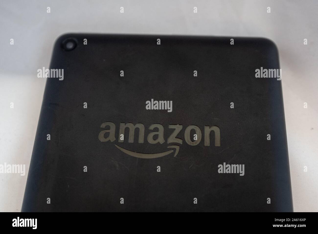 Rückansicht des Amazon Fire Tablet, mit sichtbarem Amazon-Logo, auf weißem Hintergrund, 29. August 2019. () Stockfoto