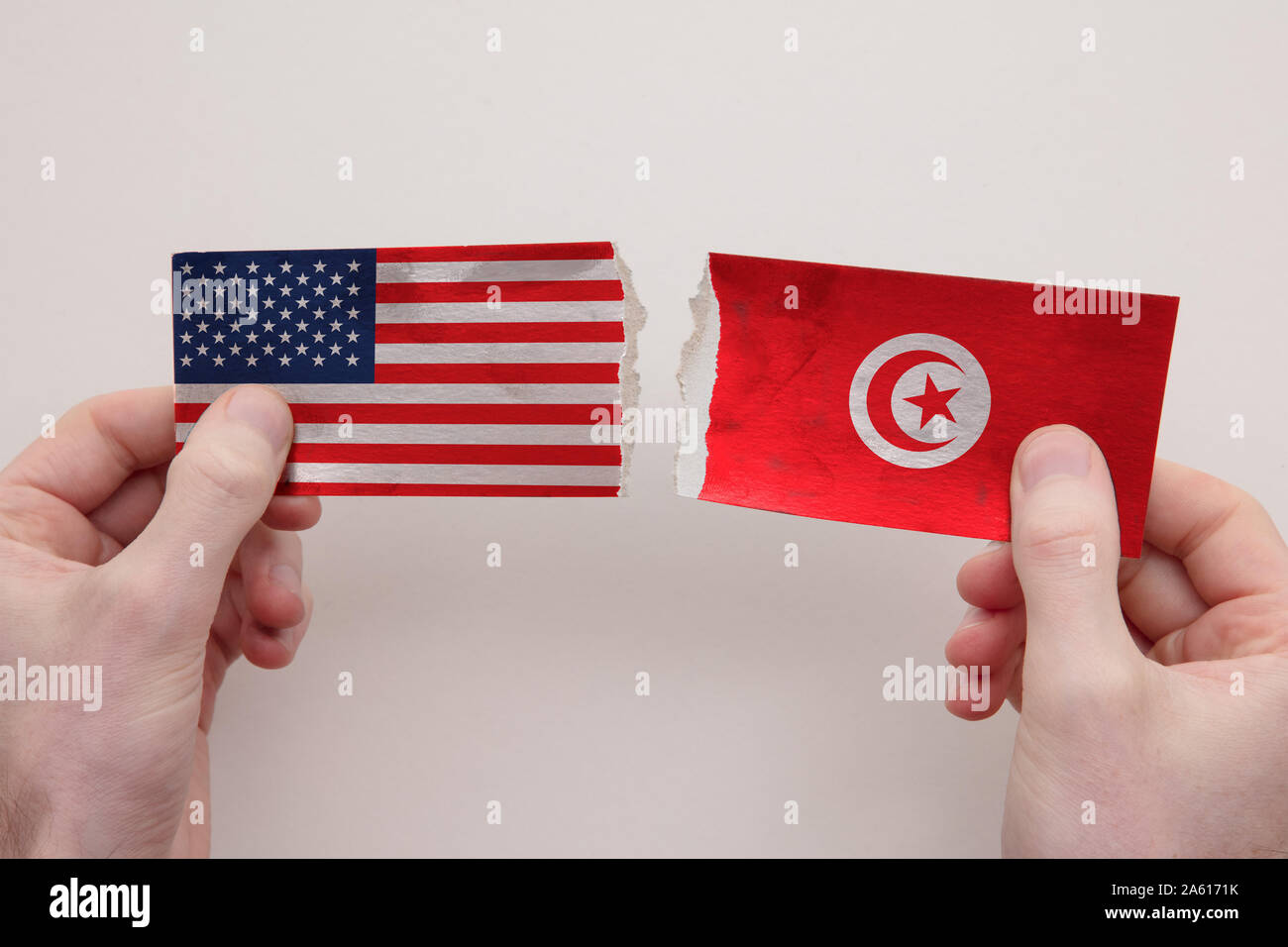 USA und Tunesien Papierfahnen zerrissen. politische Beziehung Konzept Stockfoto