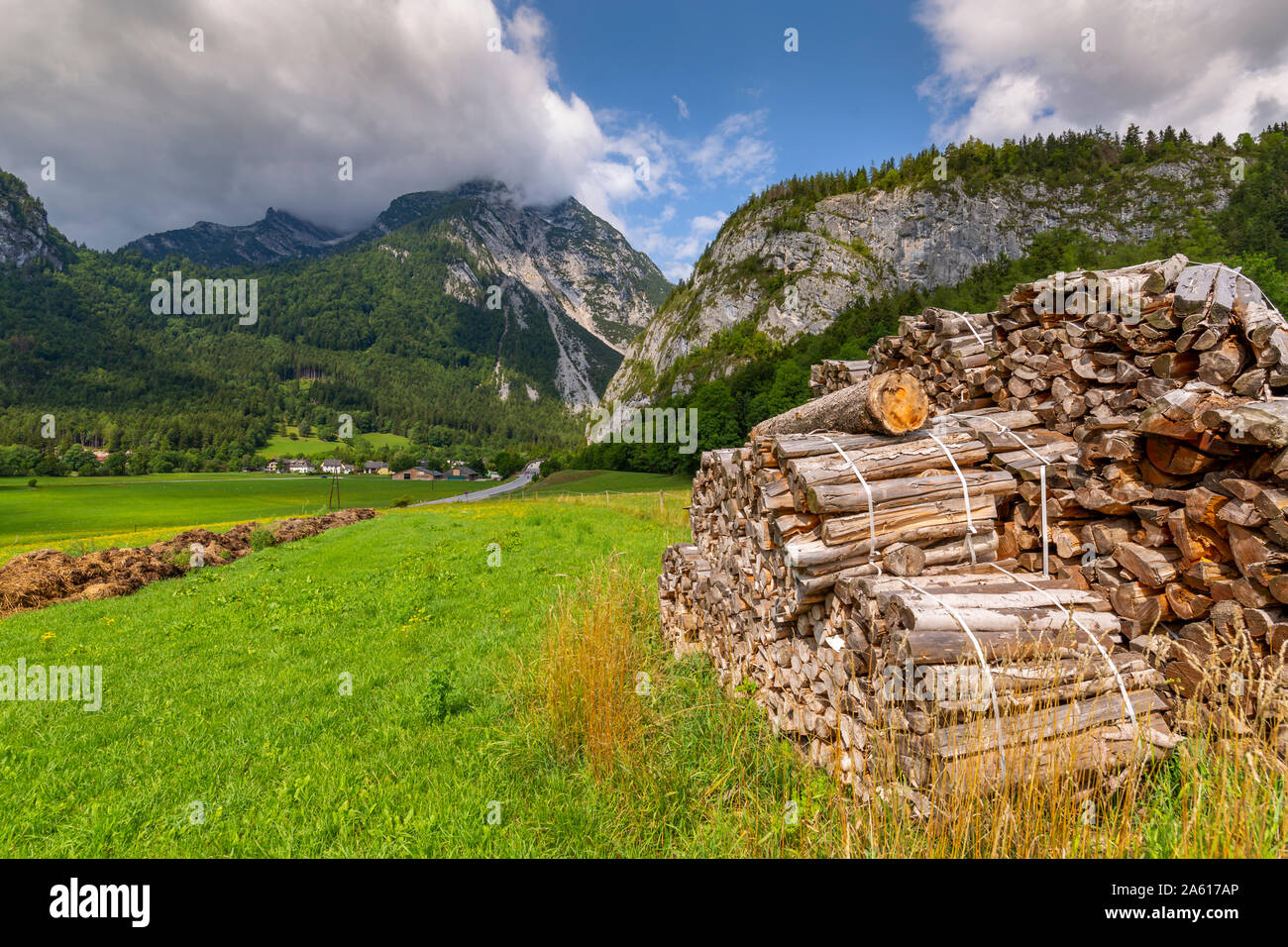 Holz Schüttungen und Berge, Unterburg, Steiermark, Tirol, Alpen, Österreich, Europa Stockfoto