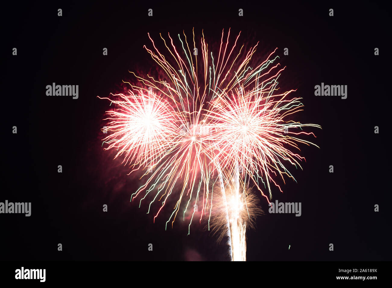 Feuerwerk fotografiert in den Nachthimmel mit einer langen Belichtungszeit und schwarzen Hintergrund Bild mit hoher Qualität gut für pc Hintergründe und Fine Art Prints. Stockfoto