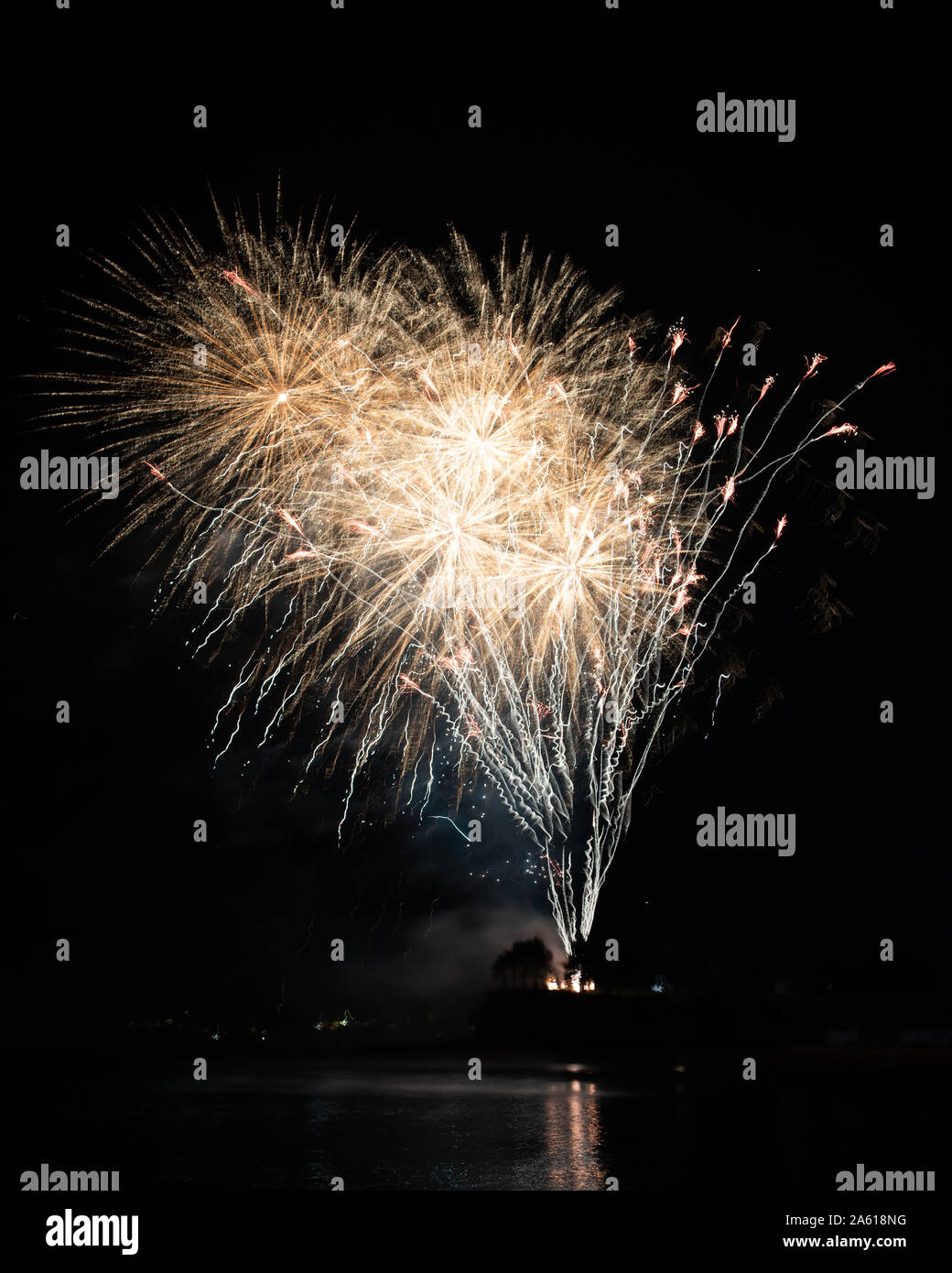 Feuerwerk fotografiert in den Nachthimmel mit einer langen Belichtungszeit und schwarzen Hintergrund Bild mit hoher Qualität gut für pc Hintergründe und Fine Art Prints. Stockfoto