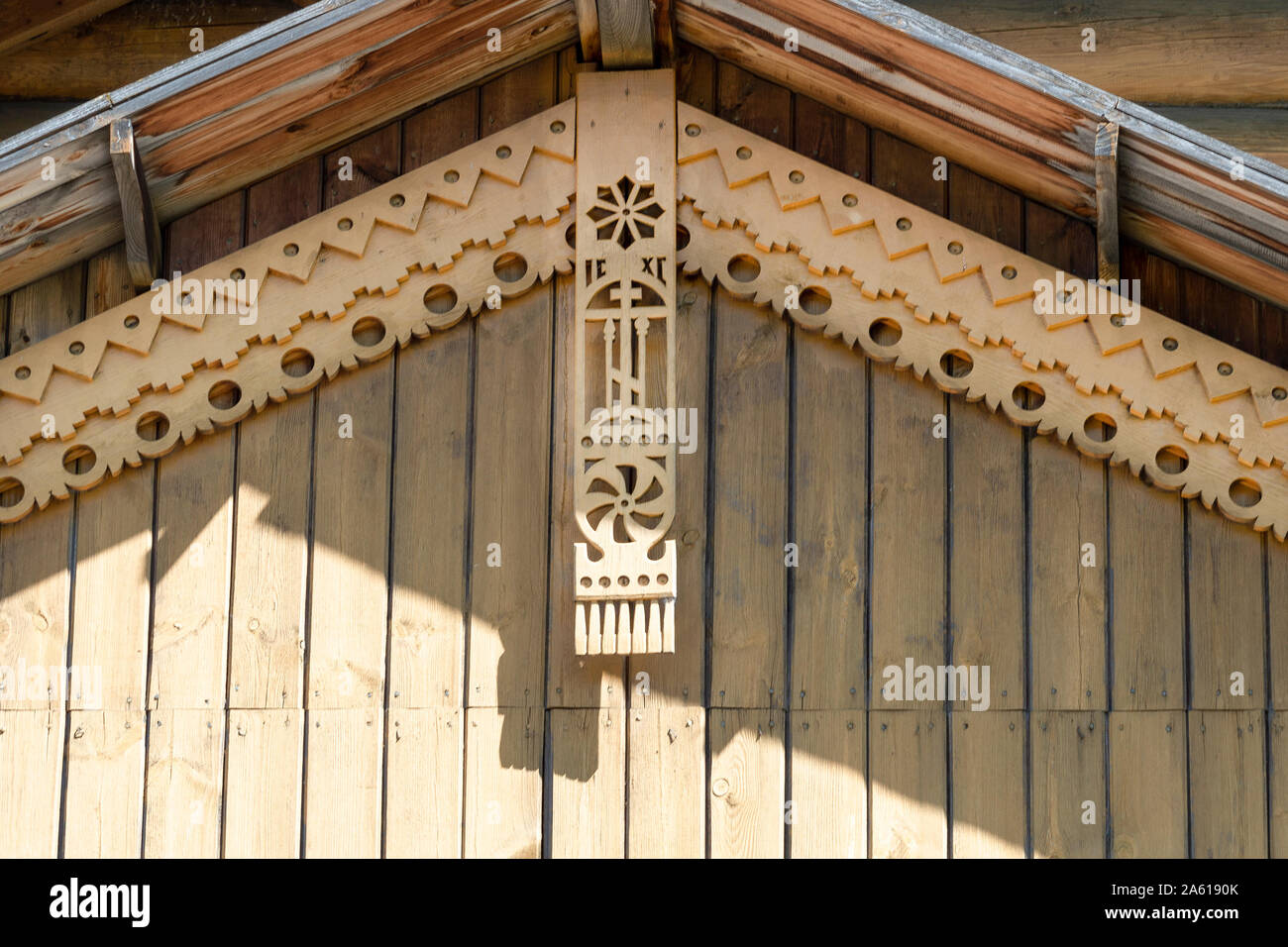 Geschnitzte dekorative Elemente des Daches Gewölbe des alten Orthodoxen Kirche. Ansicht von unten nach oben. Stockfoto