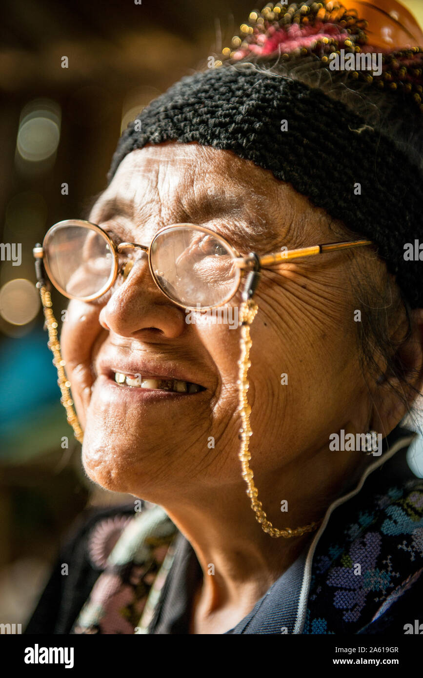 Hmong-Schaman, der ein Ritual in Khun Sathan, Nan, Thailand durchführt. Stockfoto