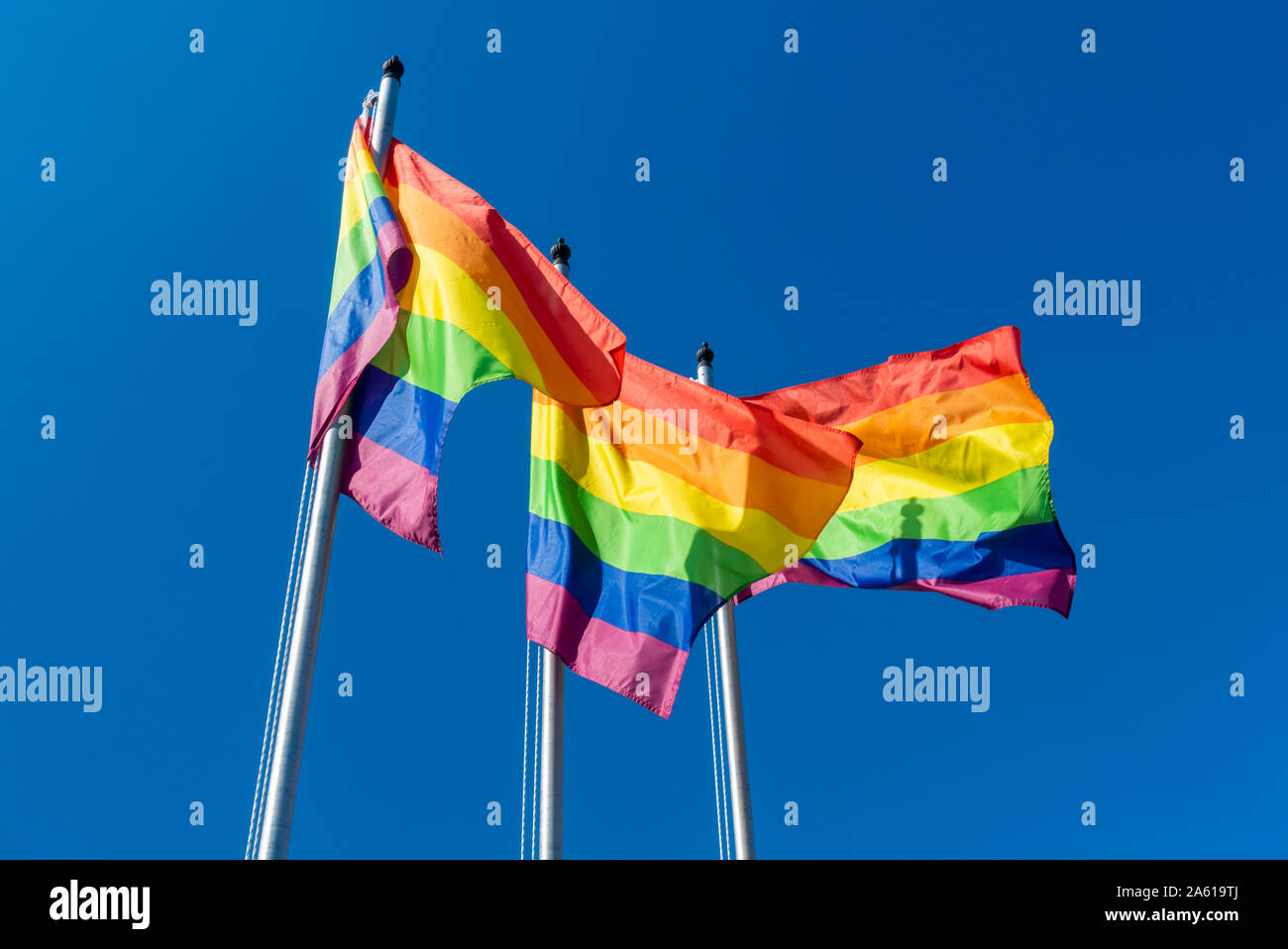 Regenbogen Flagge, Fahnen, gegen den blauen Himmel. Stockfoto