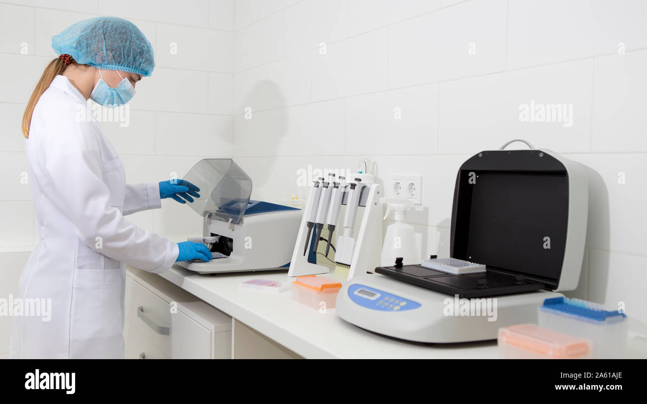 Junge Wissenschaftler im biologischen Labor arbeiten mit Probe Stockfoto