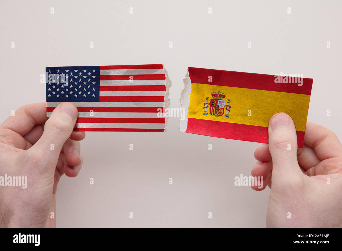 USA und Spanien Papierfahnen zerrissen. politische Beziehung Konzept Stockfoto