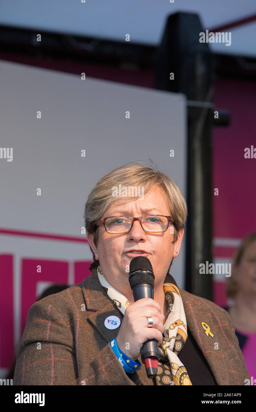 Westminster, London, Großbritannien. 19. Oktober 2019. Jo Cherry MP, Scottish National Party Adressen der Rallye auf den Parliament Square. Haben MPs nur zugunsten von Oliver Letwin MP Änderung der Regierung Brexit Abkommen gestimmt. Hunderttausende Anhänger der 'Abstimmung' konvergieren auf Westminster für eine "endgültige sagen 'neuen Premierminister Boris Johnson's Brexit beschäftigen. Stockfoto