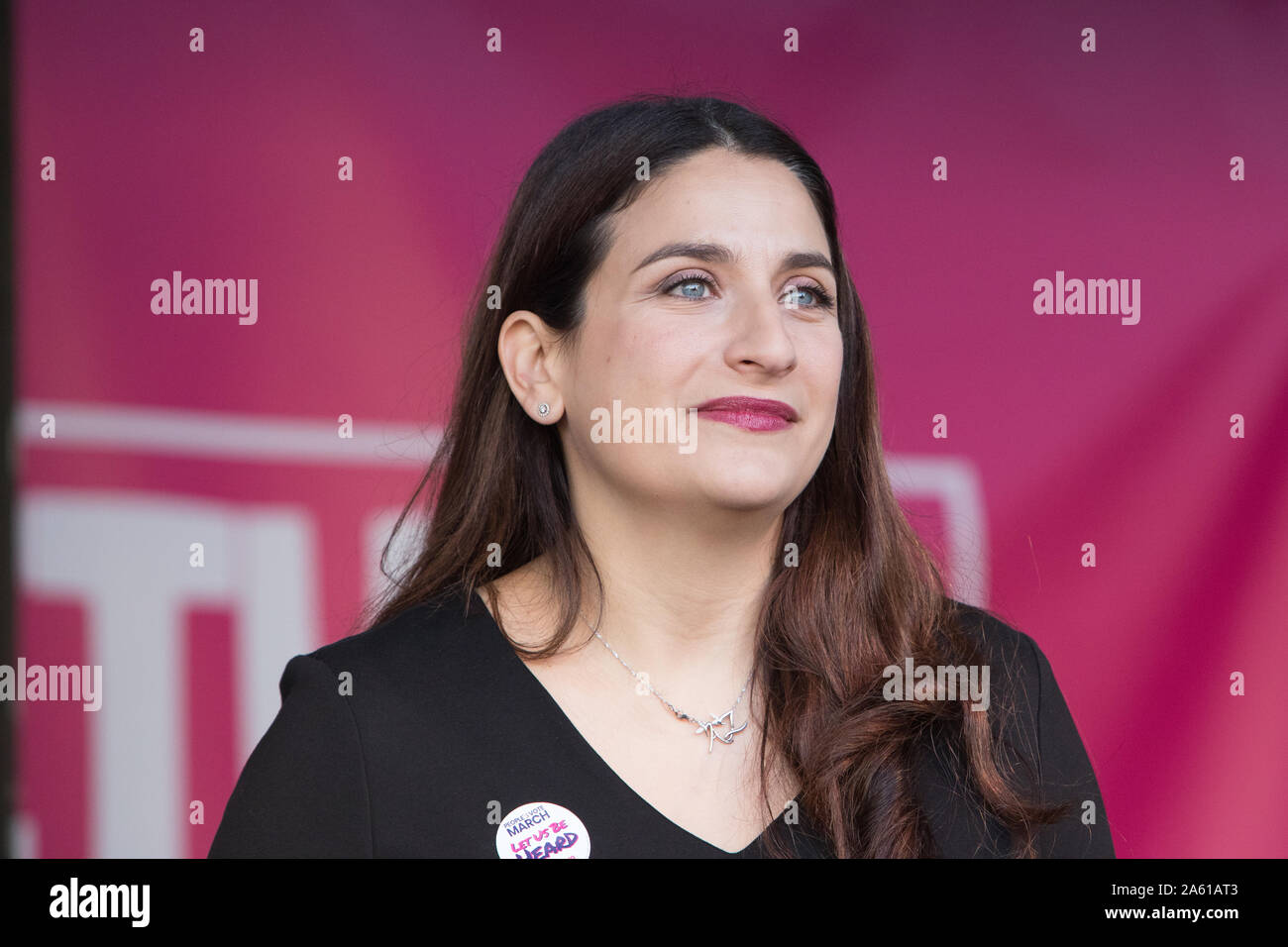 Westminster, London, Großbritannien. 19. Oktober 2019. Luciana Berger MP, Liberaldemokratischen Adressen der Rallye auf den Parliament Square. Haben MPs nur zugunsten von Oliver Letwin MP Änderung der Regierung Brexit Abkommen gestimmt. Hunderttausende Anhänger der 'Abstimmung' konvergieren auf Westminster für eine "endgültige sagen 'neuen Premierminister Boris Johnson's Brexit beschäftigen. Stockfoto