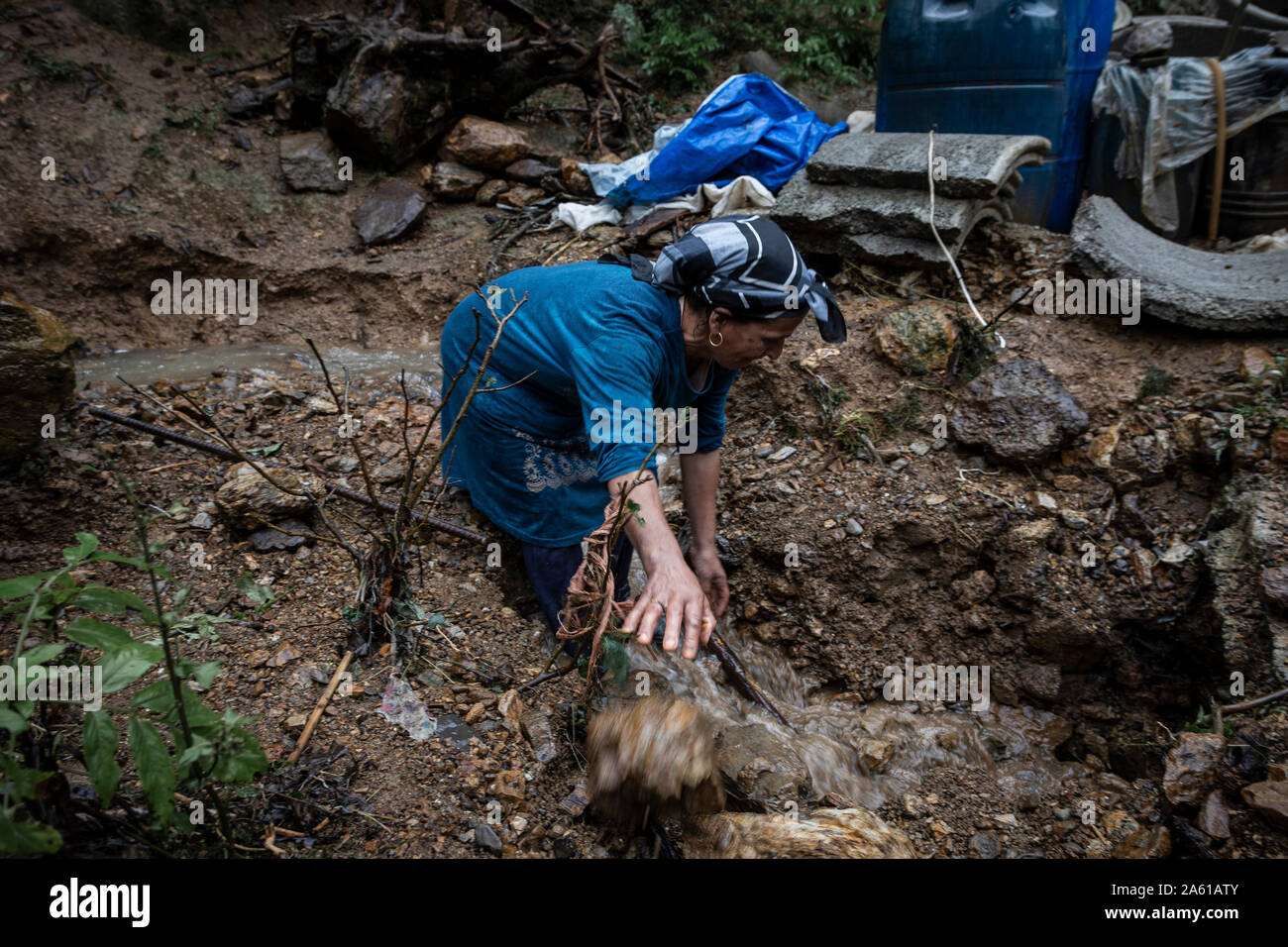 Welle, der Iran. 22 Okt, 2019. Eine ländliche Frau macht einen Kanal für das Wasser aus ihren überschwemmten Home. Schwere Regenfälle zu Erdrutschen und Überschwemmungen in die Welle Stadt. Mehrere Brücken eingestürzt und Straßen der drei hundert Haushalte des Dorfes Visrood blockiert waren. Die Flut beschädigt auch Häuser und Farmen. Welle ist eine Stadt im Westen der Provinz Guilan. Credit: SOPA Images Limited/Alamy leben Nachrichten Stockfoto