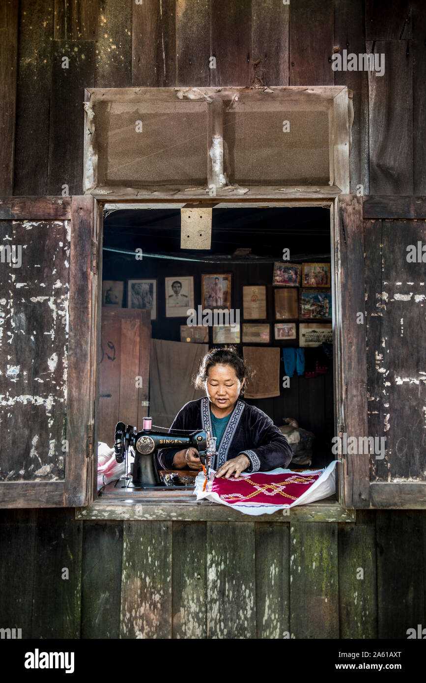 Traditionelle Hmong-Kleidung im Dorf Khun Sathan, Nan, Thailand. Stockfoto
