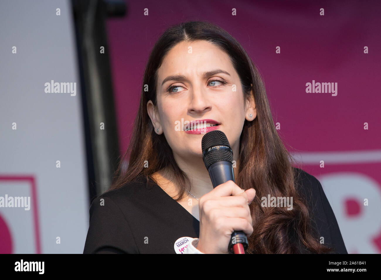 Westminster, London, Großbritannien. 19. Oktober 2019. Luciana Berger MP, Liberaldemokratischen Adressen der Rallye auf den Parliament Square. Haben MPs nur zugunsten von Oliver Letwin MP Änderung der Regierung Brexit Abkommen gestimmt. Hunderttausende Anhänger der 'Abstimmung' konvergieren auf Westminster für eine "endgültige sagen 'neuen Premierminister Boris Johnson's Brexit beschäftigen. Stockfoto