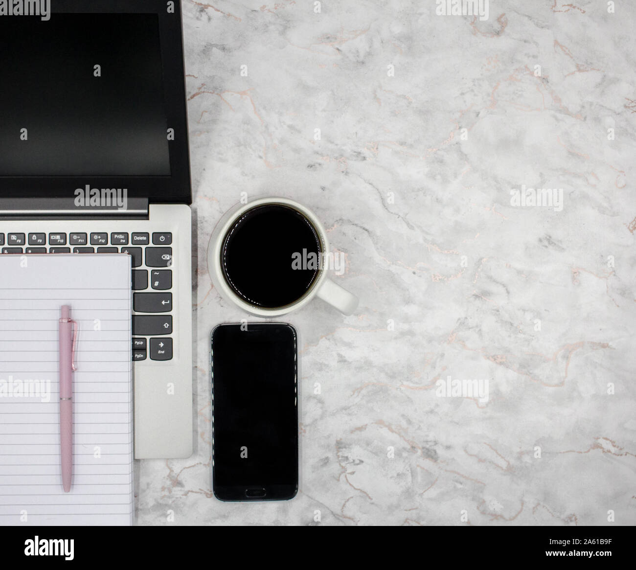 Blick von oben auf die modernen und eleganten Arbeitsbereich Büro mit Laptop, Kaffee, Telefon und Notepad Stockfoto
