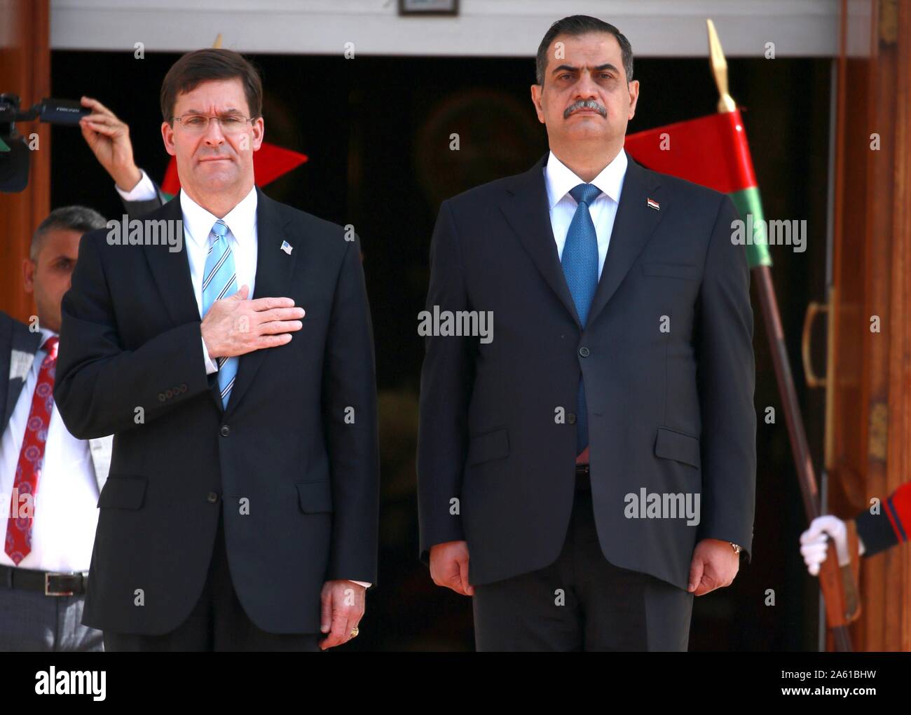 (190031) - Bagdad, Oktober 23, 2019 (Xinhua) - US-Verteidigungsminister Mark Esper (L) und seinem irakischen Amtskollegen Najah al-Shammari stehen für die Nationalhymne des Irak und der Vereinigten Staaten in Bagdad, Irak, Okt. 23, 2019. Us-Verteidigungsminister Mark Esper angekommen im Irak am Mittwoch Gespräche mit der irakischen Führung über die pull-out der US-Truppen aus dem nördlichen Syrien, eine irakische Verteidigungsministerium Quelle sagte halten. Esper angekommen in der Hauptstadt Bagdad am Morgen und ein Treffen mit seinem irakischen Amtskollegen Najah al-Shammari, diskutieren die US-Truppen aus dem nördlichen Syrien, t Stockfoto