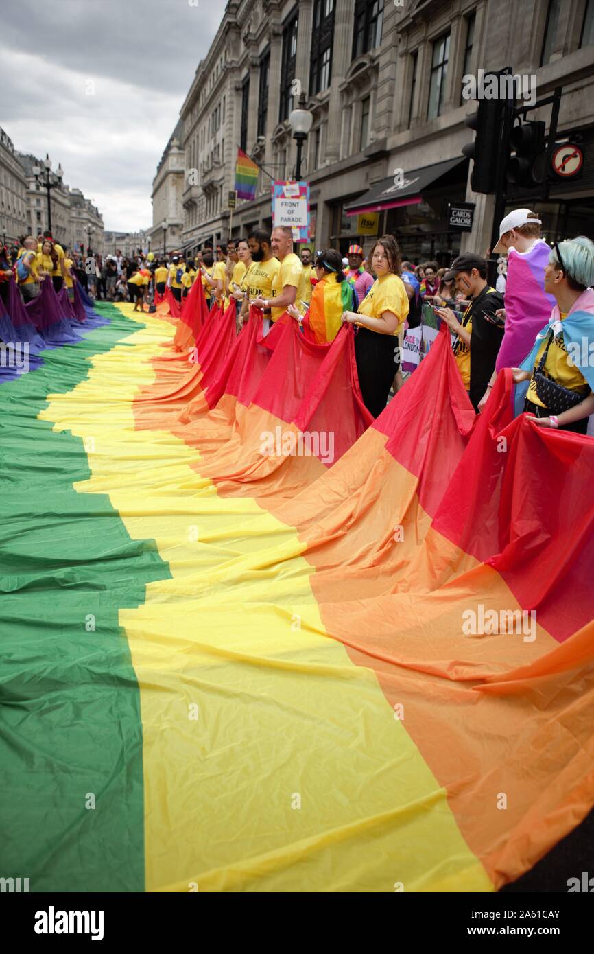 Stolz Stewards eine riesen Stolz Flagge während der Parade. die 50. CSD-Parade toke durch das Zentrum von London mit über einer Million Teilnehmern. Stockfoto