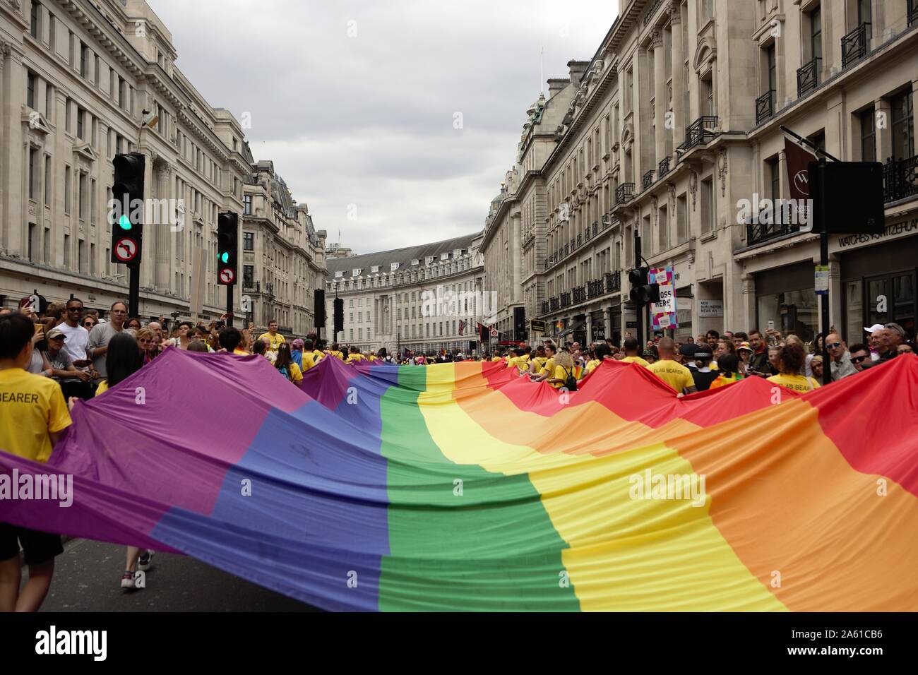 Stolz Stewards eine riesen Stolz Flagge während der Parade. die 50. CSD-Parade toke durch das Zentrum von London mit über einer Million Teilnehmern. Stockfoto