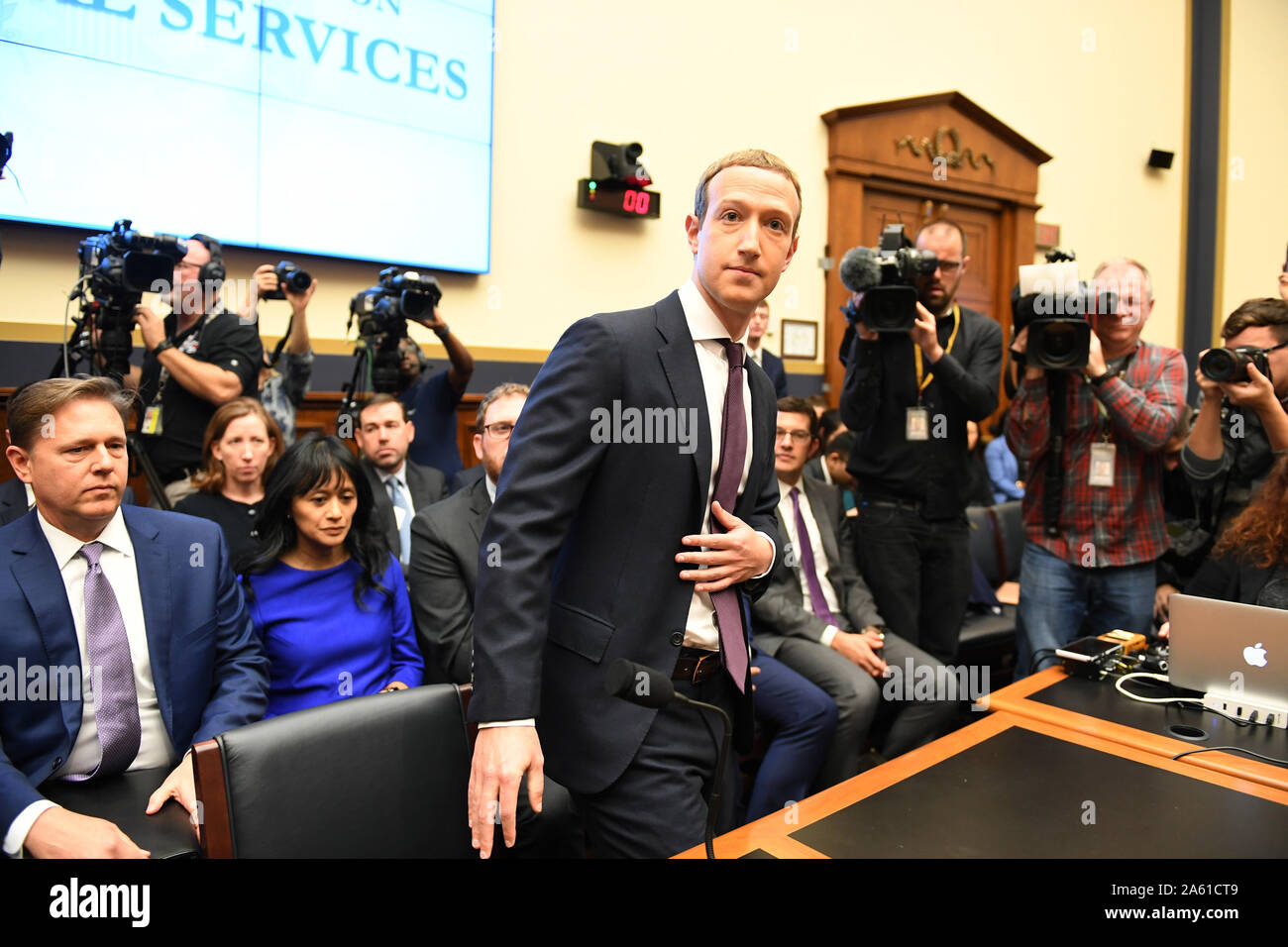 Washington, United States. 23 Okt, 2019. Facebook CEO Mark Zuckerberg kommt, um vor einer Kongreßhörfähigkeit auf 'Eine Untersuchung von Facebook und seine Auswirkungen auf die Finanz- und Wohnungswirtschaft" auf dem Capitol Hill in Washington, DC am Mittwoch, 23. Oktober 2019 bezeugen. Foto von Pat Benic/UPI Quelle: UPI/Alamy leben Nachrichten Stockfoto