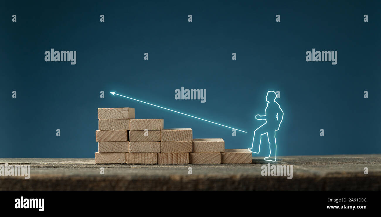 Leuchtende Silhouette der Geschäftsmann auf virtuelle Schnittstelle nach einem leuchtenden Pfeil nach oben auf hölzernen Treppen in einem konzeptionellen Bild. Über blau backgroun Stockfoto