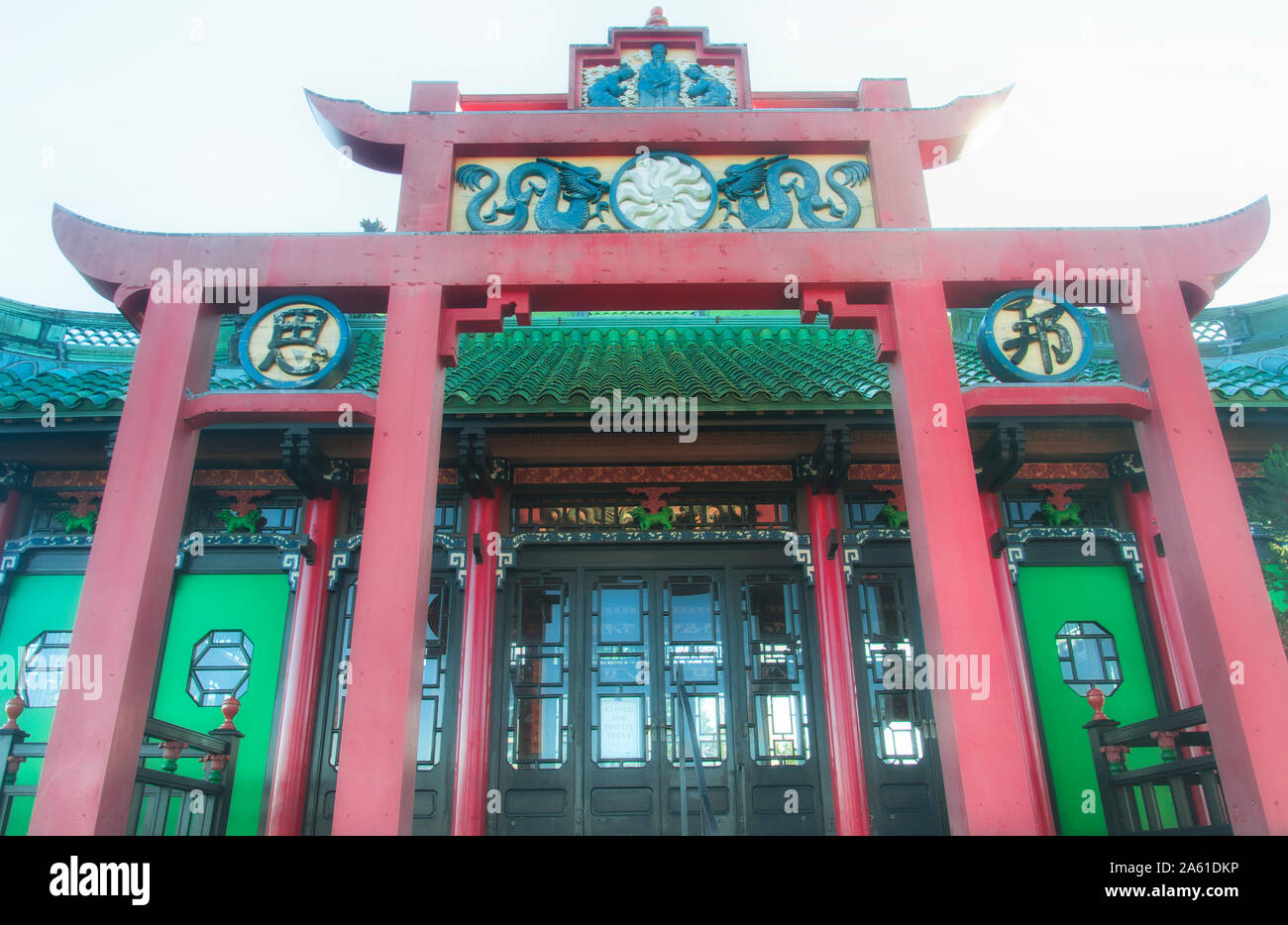 Ein Gebäude im chinesischen Stil und Tor am Marble House in Newport Rhode Island. Chinesische Zeichen Si bang Sinne Land vermissen. Stockfoto