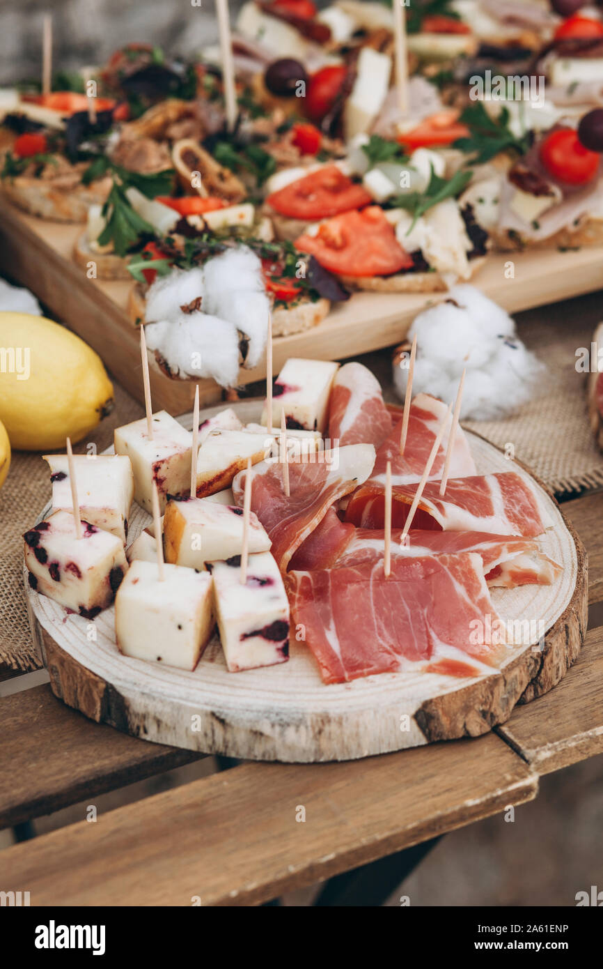Verschiedene Lebensmittel wie Fleisch Snacks und Käse. Stockfoto