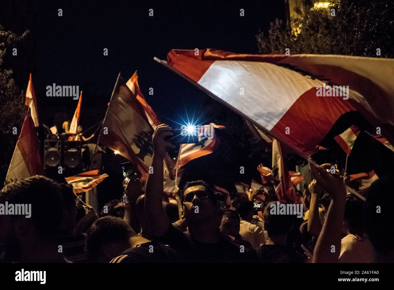 Demonstranten in Beirut Libanon sagen, dass Sie nicht verlassen, bis die gesamte Regierung zurückgetreten ist. Über dem Land ähnliche Massenveranstaltungen in für die Langstrecke niedergelassen haben, wie die Menschen, die gemeinsam für eine der 7 nachfolgenden Tag kommen. United unter einer Flagge, diese multi-Sekte Land ist für ein Ende seiner sektiererischen Regierung und Vergeltung für die Korruption zum Thema für 30 Jahre gewesen ist. Stockfoto