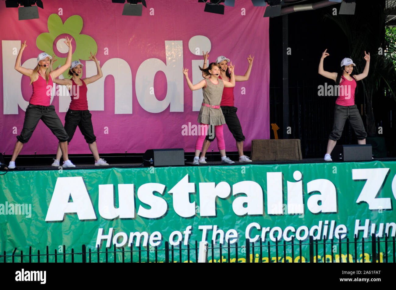 Bindi Irwin und der Dschungel Mädchen führen Sie einen Tanz und Gesang die Performance bei Showtime im Crocoseum an der australischen Zoo in Queensland, Austra Stockfoto