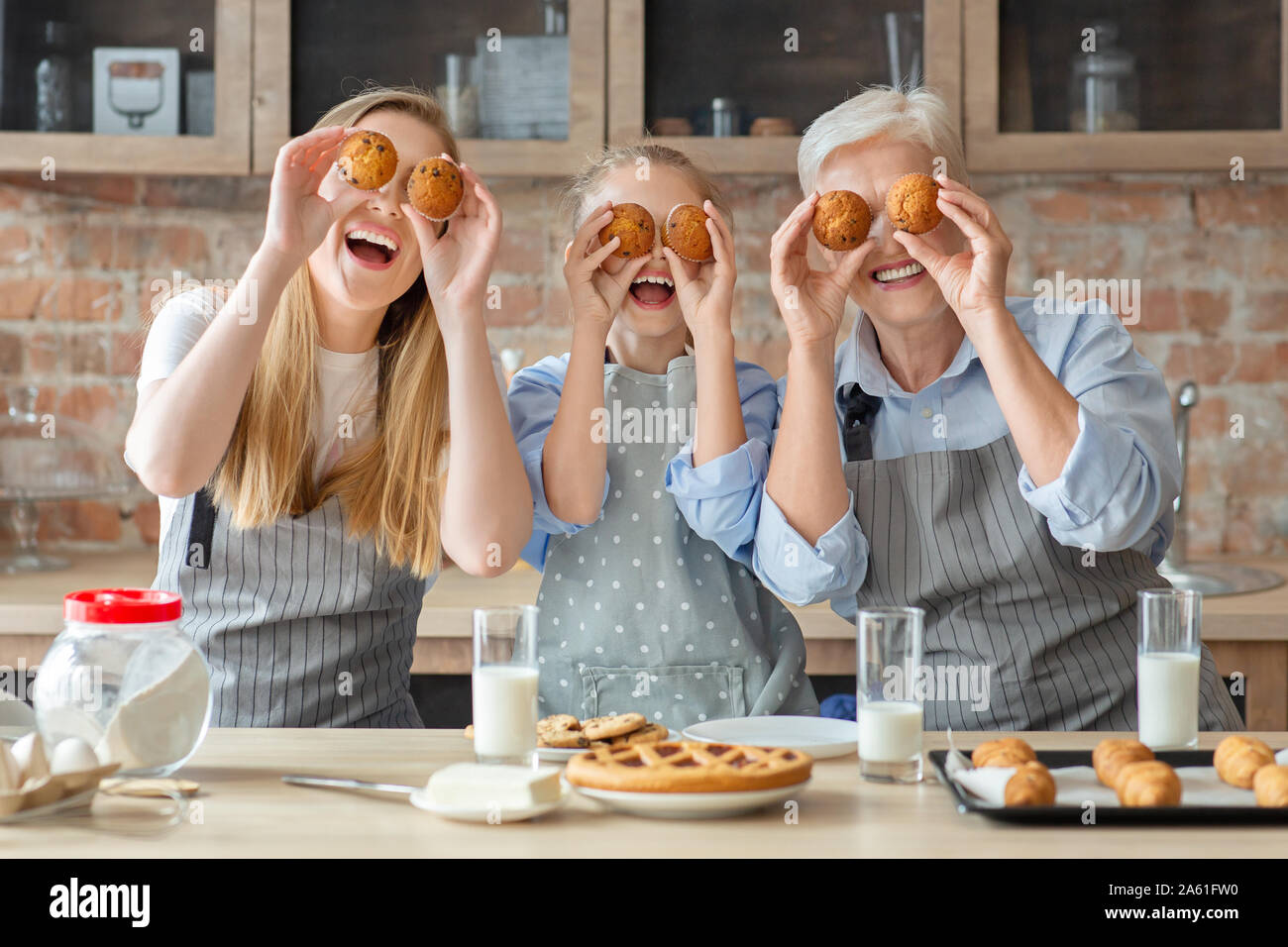 Positive weibliche Familie Spaß an der Küche Stockfoto