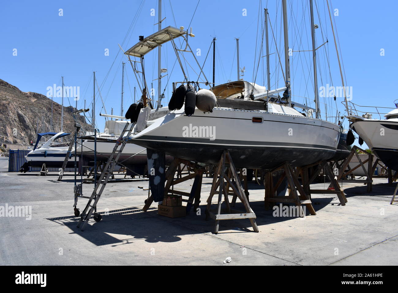 Segelboot auf dem Hardstanding in Aguadulce Marina Yacht Yard, Aguadulce, Almeria, Spanien Stockfoto